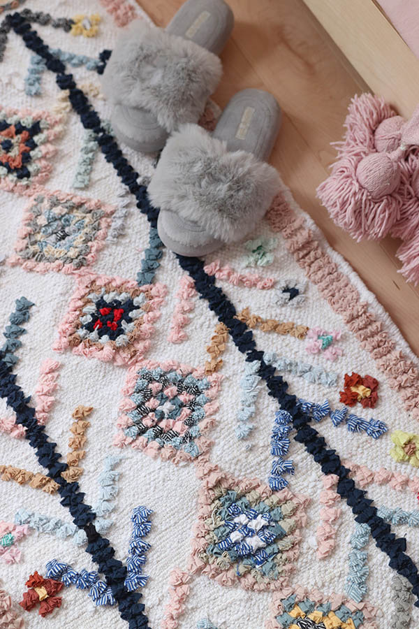 Petits tapis Marocains colorés en coton. Baba Souk, Montréal, Canada.